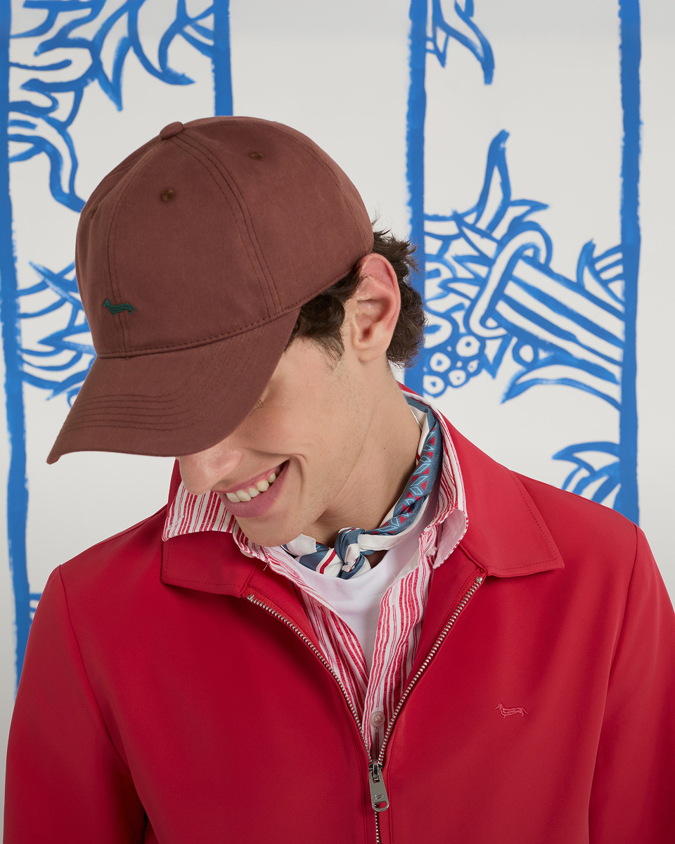 Uomo con polo rugby a righe verdi, blu e bianche